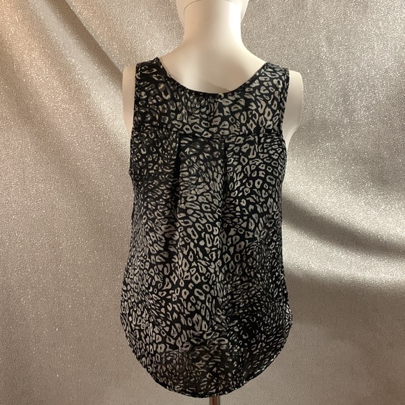 To the Max Black and white silky leopard print sleeveless top. - Picture 3 of 5
